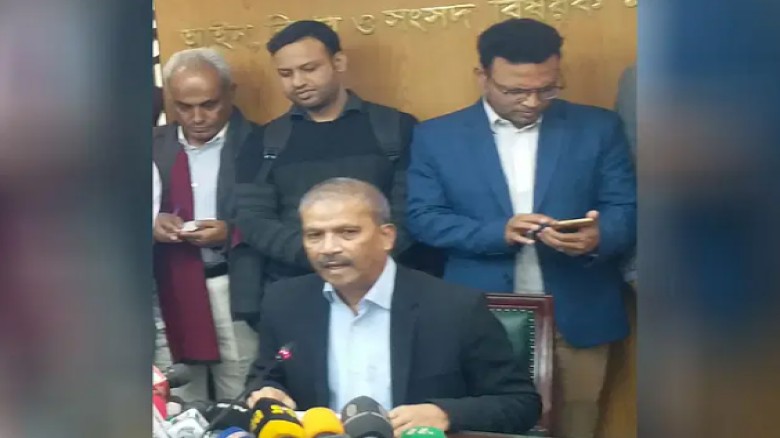 ছবির ক্যাপশন: মুক্তমত প্রকাশ–সংক্রান্ত ও গায়েবি মামলা ফেব্রুয়ারির মধ্যে প্রত্যাহারের আশা আইন উপদেষ্টার